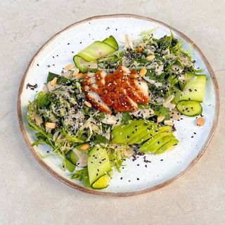 Салат з вугрем, кіноа, водорослями чука та горіховим соусом