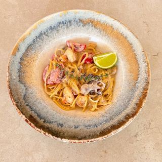 Паста з морепродуктами та томатами у вершковому соусі