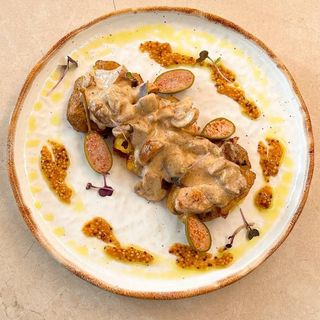 Печена картопля з куркою та грибами в веркшовому соусі