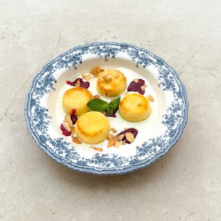 Сирники з сметано-лаймовим соусом