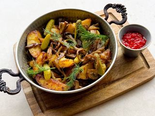 Картопля по-селянськи з грибами та аджикою