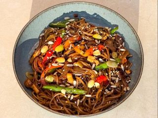 Локшина з овочами та тофу в соусі териякі