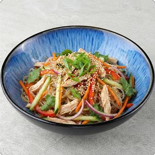 Салат з фунчозою та копченою куркою