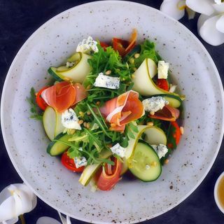 Салат з хамоном та грушею (375г)