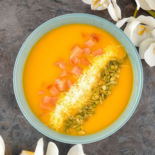 Гарбузовий крем-суп з копченим лососем (390 г)