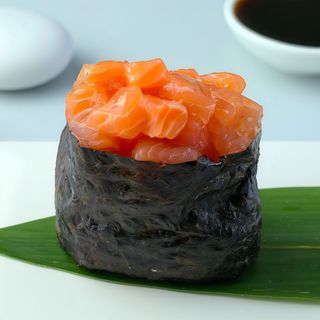 Гункан з лососем (65г)