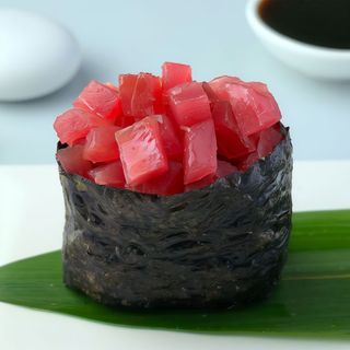 Гункан з тунцем (55г)