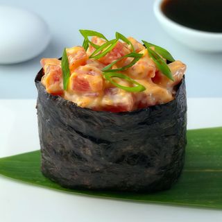 Гункан з гострим тунцем (65г)