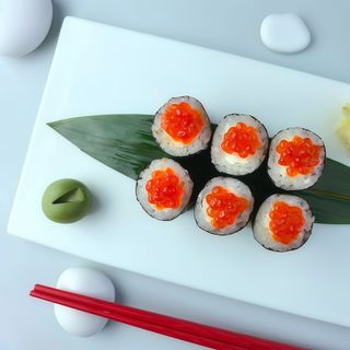 Макі з сиром та червоною ікрою (140г)