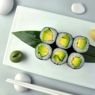 Макі з авокадо (130г)