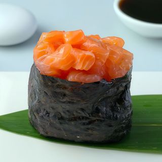 Гункан з лососем слабосоленим (65г)