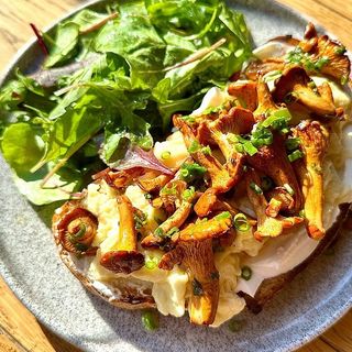 Трюфельний скрембл тост з лисичками