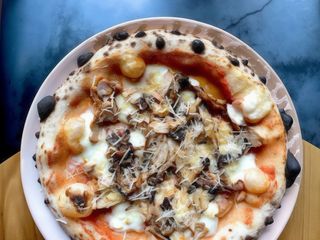 Піца з соковитим курячим стегном та копченими гливами (540г)