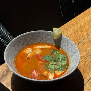 Том ям з креветками та гребінцем (380г)