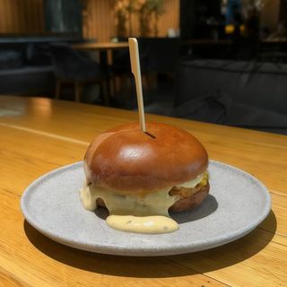 БУРГЕР З КРІСПІ КУРКОЮ (300г)