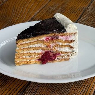 МАКОВИЙ МЕДОВИК З ВИШНЕЮ