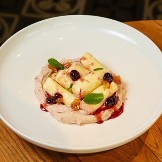 ЛІНИВІ ВАРЕНИКИ З КОКОСОВИМ КРЕМОМ ТА ВИШНЯМИ (300г)