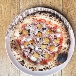 Піца з ананасом та курячим стегном