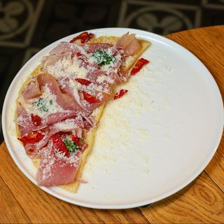 ХАЦ ІЗ СУЛУГУНІ ТА ПРОШУТО (250г)