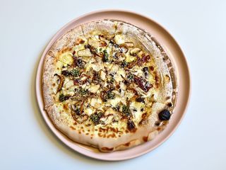 Піца Трюфельна з ДорБлю та цибулевим мармеладом (500г)