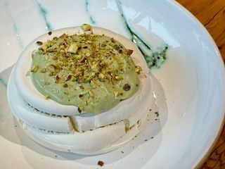 Павлова з фісташковим ганашем (145г)