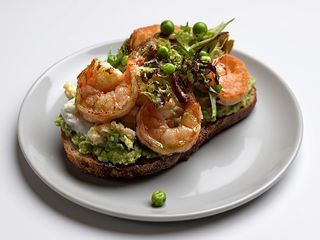 Трюфельний скрембл тост з креветками