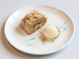 ШТРУДЕЛЬ З ЯБЛУКАМИ ТА ДОМАШНІМ МОРОЗИВОМ