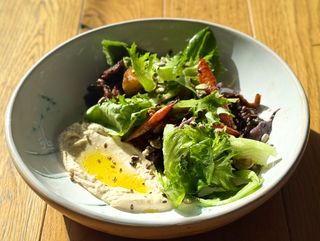 Теплий салат із запеченими овочами та хумусом (220г)