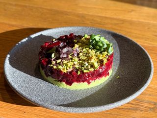 Тартар з буряка, гуакамоле та полуничним кюлі (220г)