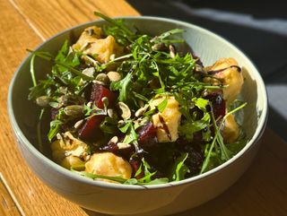 Салат із хрустким тофу та печеним буряком (220г)