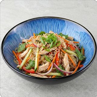 Салат з фунчозою та копченою куркою