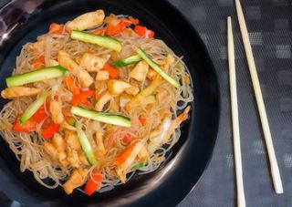 Фунчоза з куркою та овочами (380г)