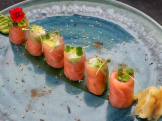 Рол без рису з лососем У рисовом папері та сиром філа