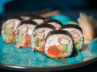 Роли ФУТОМАКІ (5 варіантів) Зі  смаженим лососем та сніжним крабом