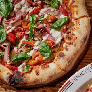 Піца з пастрамі та соусом вітелло тонато