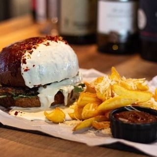 Бургер з яловичиною та соусом Дор Блю