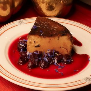 Шоколадний чізкейк з вишневим конфі