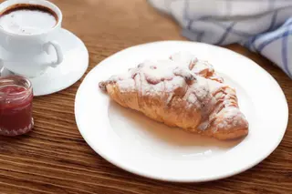 Круасан з мигдалем та шоколадом (90г)