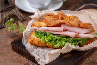 Круасан із шинкою (105г)