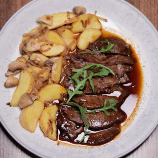 Ніжні телячі щічки в соусі деміглас