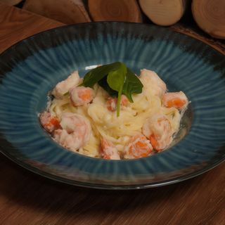 Паста з лососем та креветками