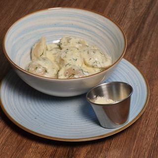 Пельмені з вершковим маслом та сметаною