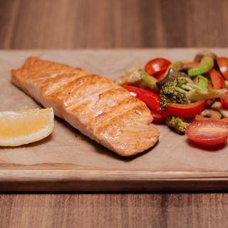 Лосось з овочами