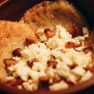 Деруни з шкварками та бринзою