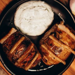 Запечена картопля з салом та часниковим соусом 