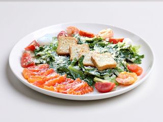 Салат цезар з лососем та креветками