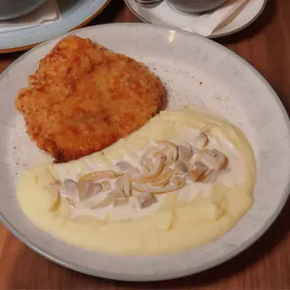 Шніцель курячий з картопляним пюре 450г.