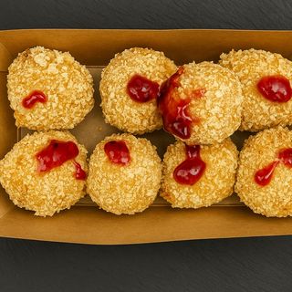 Хрусткі сирні кульки "Чотири  сири" з брусничним соусом (150г)