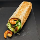 Шаурма з креветками та авокадо