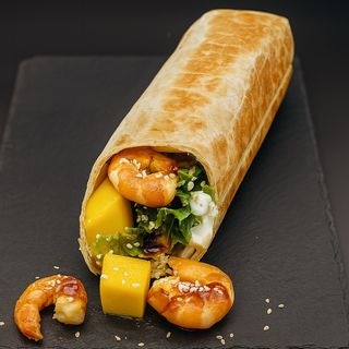 Шаурма з креветками та манго